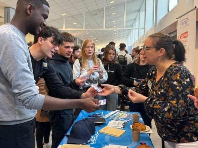 Les étudiants de la faculté de Pharmacie de Rennes au forum Cap Indus